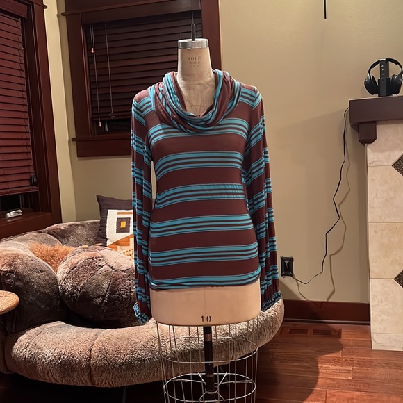 Luxury Jones cowl neck poet sleeve top - Picture 1 of 11